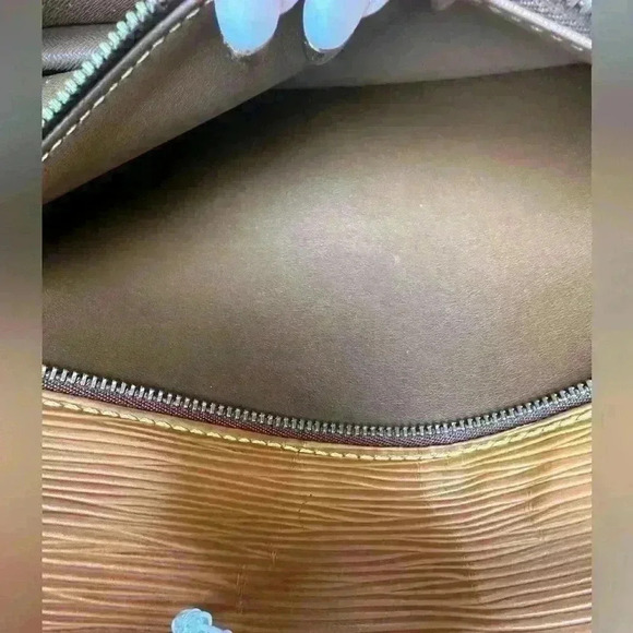 Authentic vintage Louis Vuitton epi clutch ~ brown - Picture 13 of 16